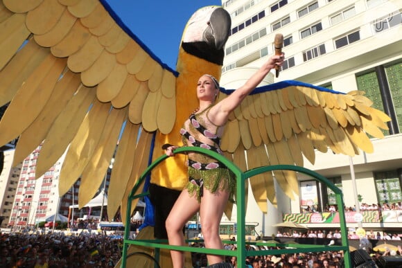 Claudia Leitte chegou a desfilar em carro alegórico representando uma arara no segundo dia de carnaval em Salvador