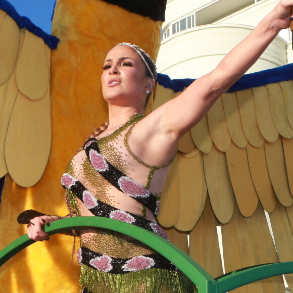 Claudia Leitte chegou a desfilar em carro alegórico representando uma arara no segundo dia de carnaval em Salvador