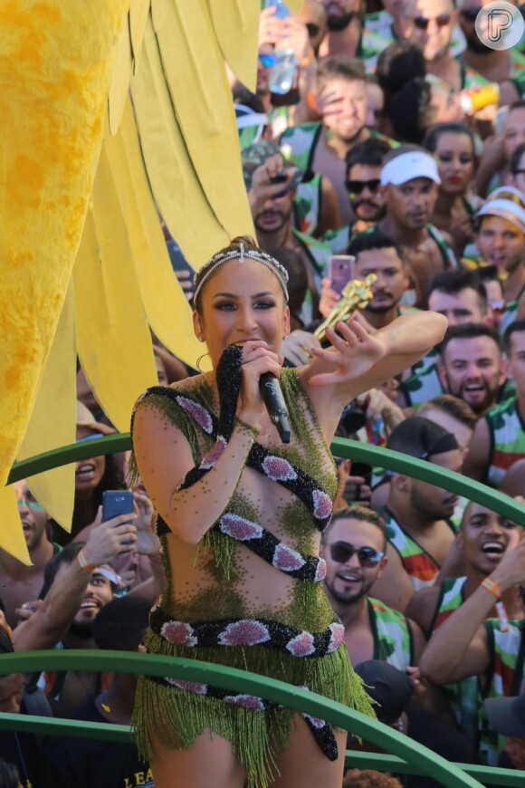 Claudia Leitte se fantasiou de cobra para o segundo dia de carnaval em Salvador