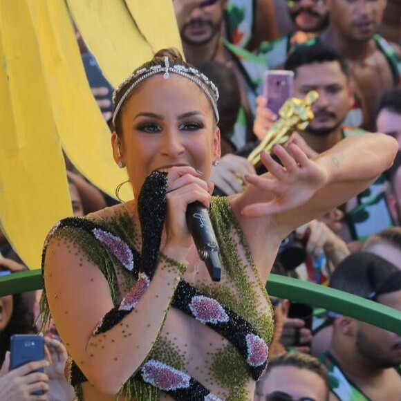 Claudia Leitte se fantasiou de cobra para o segundo dia de carnaval em Salvador