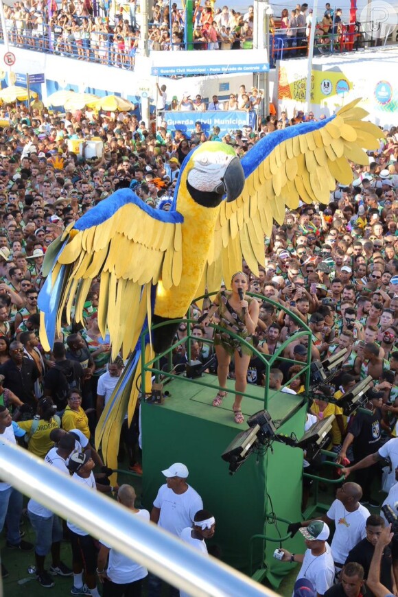 Claudia Leitte agitou multidão no segundo dia de carnaval em Salvador