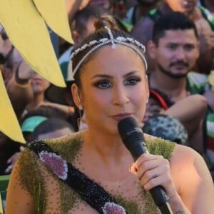 Claudia Leitte apostou em body com transparência e franjas no segundo dia de carnaval em Salvador