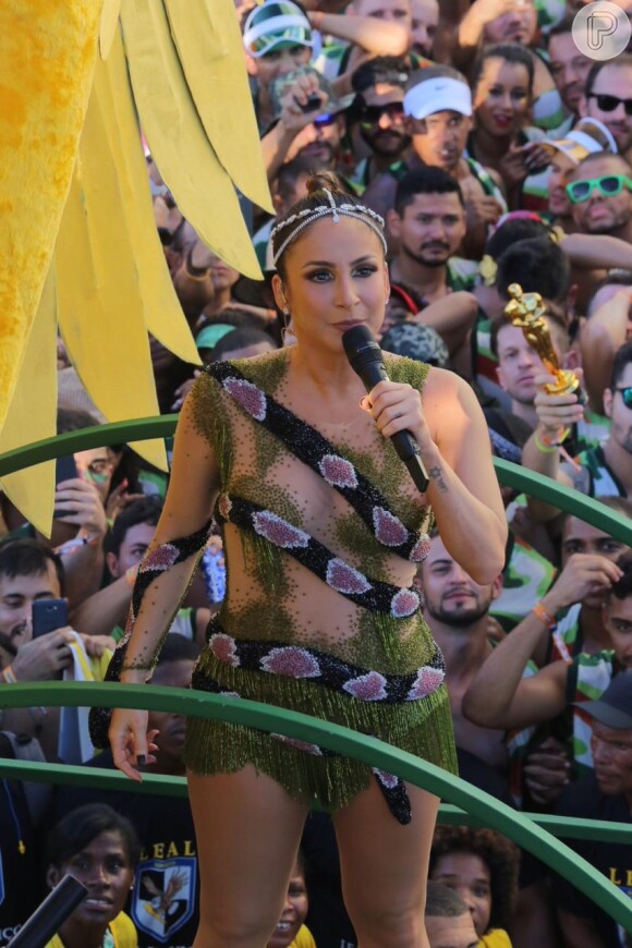 Claudia Leitte apostou em body com transparência e franjas no segundo dia de carnaval em Salvador
