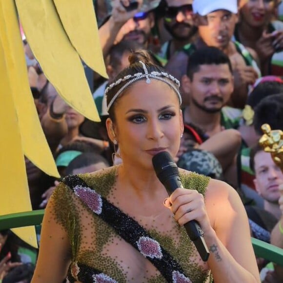 Claudia Leitte apostou em body com transparência e franjas no segundo dia de carnaval em Salvador