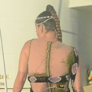 Claudia Leitte surpreendeu ao aparecer fantasiada de grávida em homenagem a Amazônia no segundo dia de carnaval em Salvador