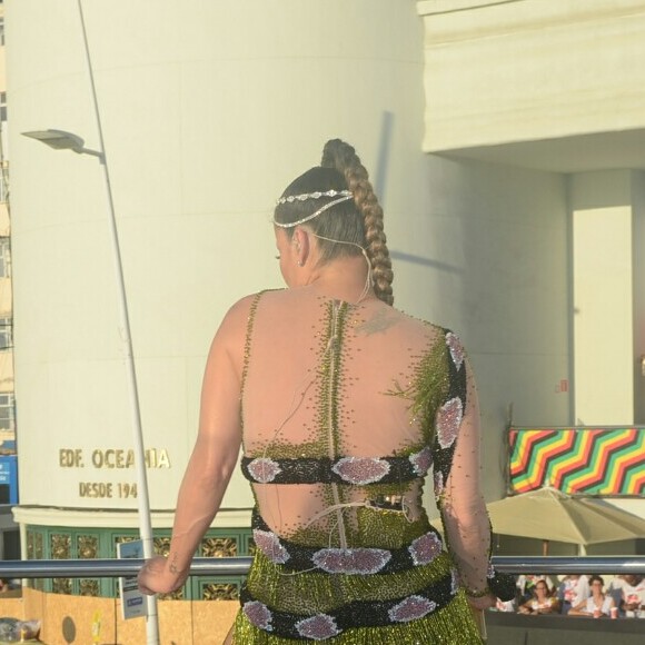 Claudia Leitte surpreendeu ao aparecer fantasiada de grávida em homenagem a Amazônia no segundo dia de carnaval em Salvador