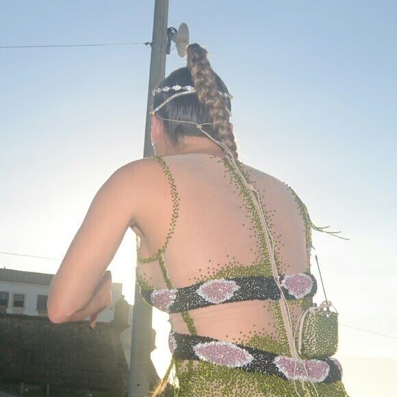 Claudia Leitte apostou em um body com franjas para o segundo dia de carnaval em Salvador