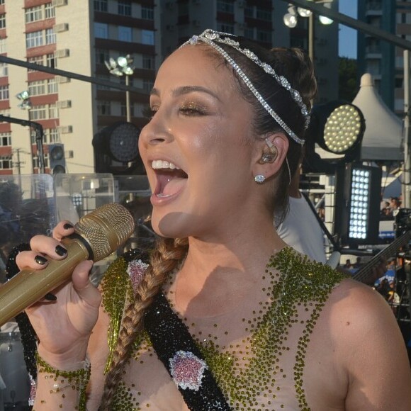 Claudia Leitte usou body com Cristais Swarovski no segundo dia de carnaval em Salvador
