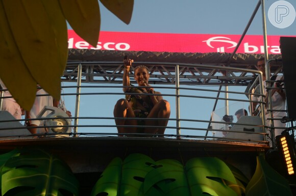 Claudia Leitte foi até o chão ao puxar bloco de carnaval em Salvador