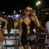 Bruna Marquezine elegeu um look com decote até o umbigo para o Carnaval de Salvador