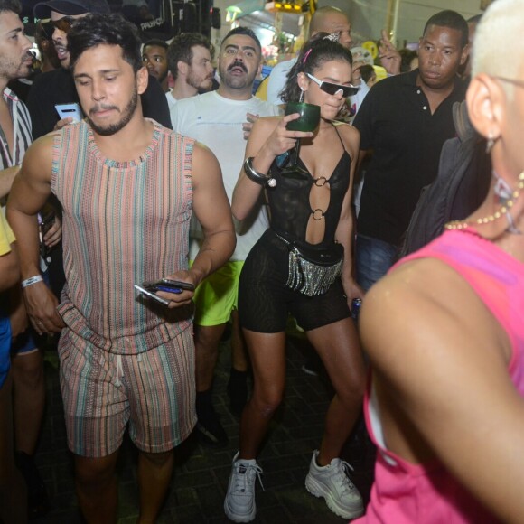 Bruna Marquezine dançou após deixar o trio elétrico