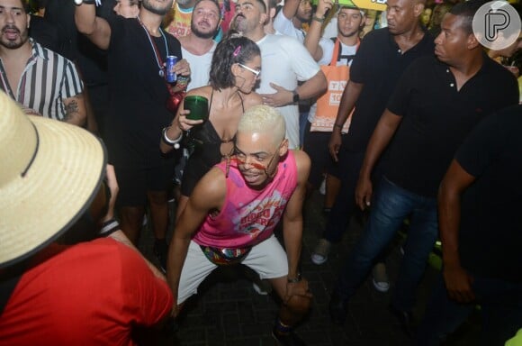 Bruna Marquezine foi fotografada curtindo o Carnaval com seguranças ao redor