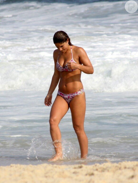 Priscila Fantin exibe corpão em praia do Rio em dezembro de 2012