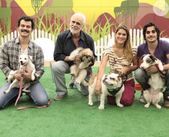 Carmo Dalla Vecchia, Francisco Cuoco, Priscila Fantin e Fiuk posam com os cachorros em encontro para o quadro 'Cachorrada VIP', do 'Domingão do Faustão', que volta ao ar em 2013