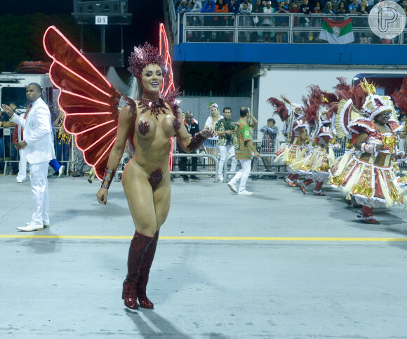 Rainha de bateria da X-9 Paulistana, Juju Salimeni desfila só de tapa-sexo pelo Sambódromo do Anhembi, em São Paulo, na madrugada deste sábado, 2 de março de 2019