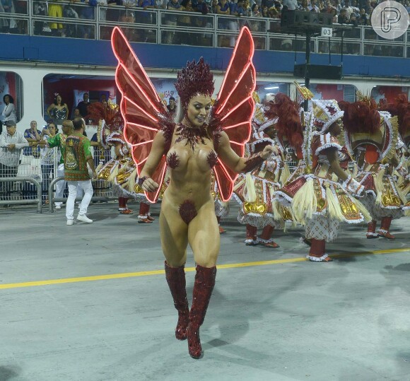 Rainha de bateria da X-9 Paulistana, Juju Salimeni desfila só de tapa-sexo pelo Sambódromo do Anhembi, em São Paulo, na madrugada deste sábado, 2 de março de 2019