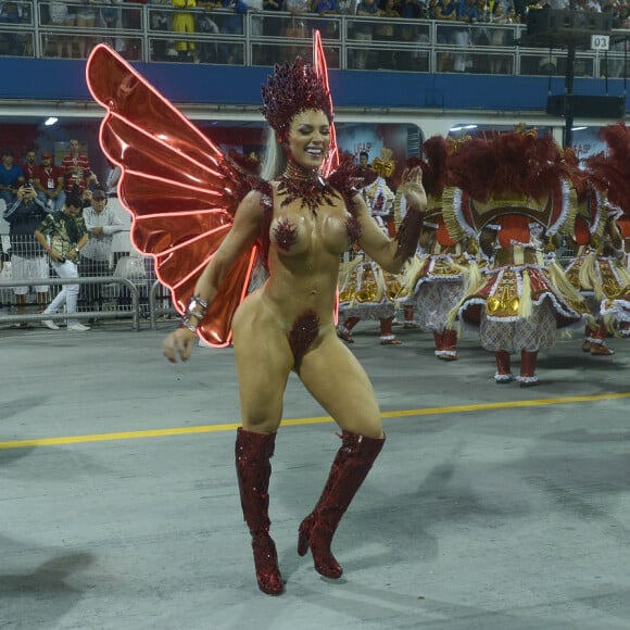 Rainha de bateria da X-9 Paulistana, Juju Salimeni desfila só de tapa-sexo pelo Sambódromo do Anhembi, em São Paulo, na madrugada deste sábado, 2 de março de 2019