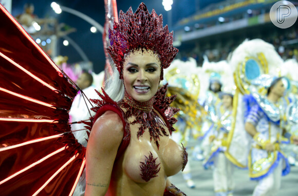 Rainha de bateria da X-9 Paulistana, Juju Salimeni desfila só de tapa-sexo pelo Sambódromo do Anhembi, em São Paulo, na madrugada deste sábado, 2 de março de 2019