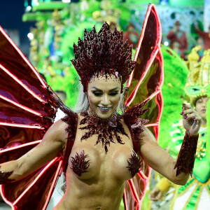 Rainha de bateria da X-9 Paulistana, Juju Salimeni desfila só de tapa-sexo pelo Sambódromo do Anhembi, em São Paulo, na madrugada deste sábado, 2 de março de 2019