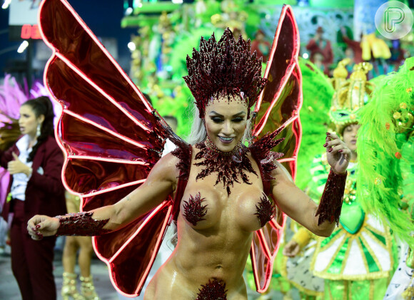 Rainha de bateria da X-9 Paulistana, Juju Salimeni desfila só de tapa-sexo pelo Sambódromo do Anhembi, em São Paulo, na madrugada deste sábado, 2 de março de 2019