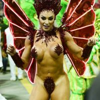Rainha do fogo! Juju Salimeni cai no samba só de tapa-sexo em desfile da X-9