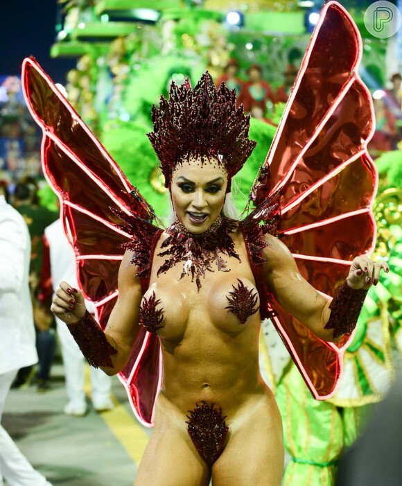 Rainha de bateria da X-9 Paulistana, Juju Salimeni desfila só de tapa-sexo pelo Sambódromo do Anhembi, em São Paulo, na madrugada deste sábado, 2 de março de 2019