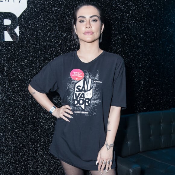 Cleo Pires foi bem básica para curtir Carnaval em Salvador