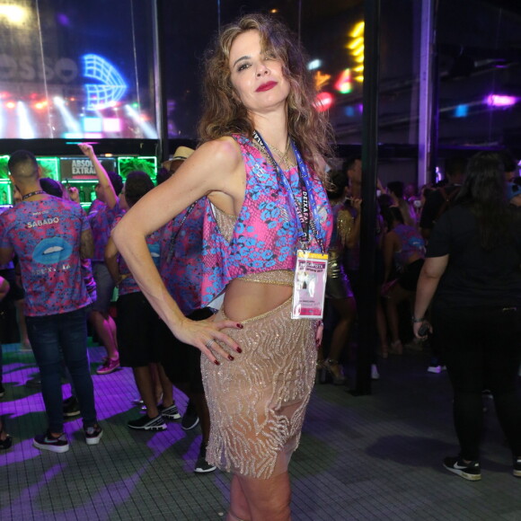 Vestido nude com aplicações com recortes e sandálias de tiras deixou o look de Luciana Gimenez bem interessante