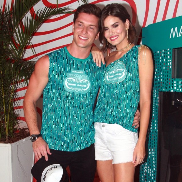 Camila Queiroz foi de short branco e sandália na cor living coral. O tom vibrante deu um ar alegre à produção para curtir Carnaval em camarote no Rio