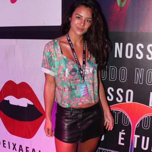 Minissaia preta de couro deixou o look de Yanna Lavigne bem sexy em camarote no Rio