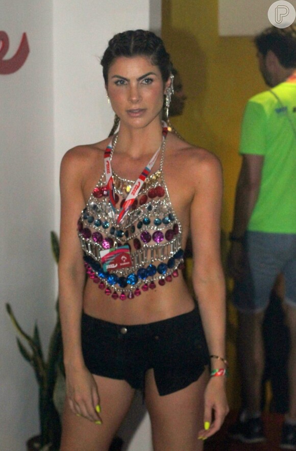 Julia Faria usou top em pedrarias e shortinho para curtir Carnaval em Salvador