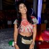 Ex-BBB Amanda Djehdian usou calça jogging e pochete dourada no carnaval do Rio
