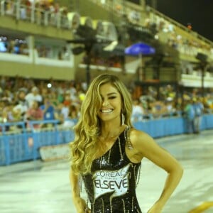 Deslumbrante, Grazi Massafera usou vestido curtinho com franjas e todo bordado com paetê para curtir carnaval na Avenida