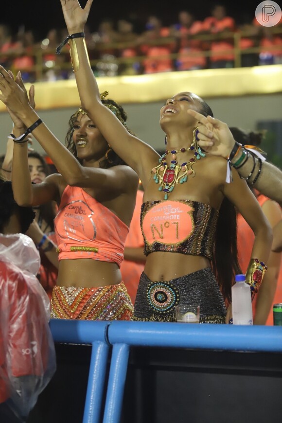 A top Laís Ribeiro foi de top esaia com bordados em pedrarias para aproveitar muito o camarote no Carnaval do Rio. Os acessórios deram um ar étnico ao look