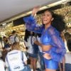 Duda Almeida exibe look all blue com mangas bufantes para curtir camarote em Carnaval do Rio
