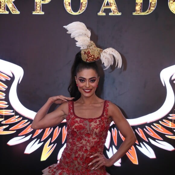 Juliana Paes de vestido com tule bordado em pedrarias vermelhas com babados. A maquiagem também complementou o look 'all red' da atriz para curtir o Carnaval no Camarote