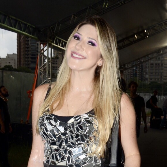 Dani Calabresa foi toda fashionista para curtir o Carnaval de São Paulo: sombra roxa, body bordado espelhado, saia brilhosa preta, meia arrastão. Para finalizar o look e dar um ponto de cor no visual: tênis pink neon