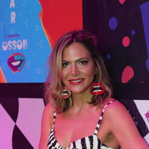 Carol Sampaio misturou estampa de animal print de zebra e onça a bordo de um vestido todo bordado com paetê. Brincos em formato de boca vermelha completou o visual fun para receber as estrelas no camarote no Carnaval da Sapucaí