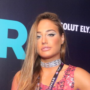 Diretamente para os anos 2000, será que a saia bandage está de volta? Pois foi justamente a peça eleita por Bruna Griphão para curtir o carnaval no Sambódromo. Sexy e com atitude