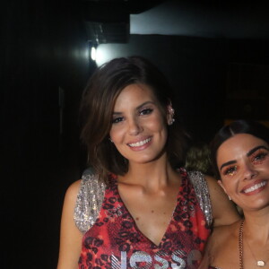 Camila Queiroz e Vanessa Giácomo aderiram ao metalizado em suas produções para aproveitar camarote no Carnaval do Rio