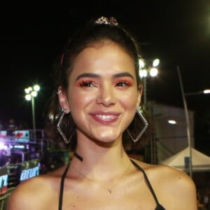 Bruna Marquezine usa body decotado com argolas, bermuda ciclista e pochette da Miu Miu em cim do trio no Bloco das Poderosas, da Anitta