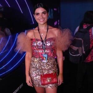 Vanessa Giácomo foi curtir o Carnaval no camarote de vestido customizado com saia de paetê e tule na manga, festivo e elegante ao mesmo tempo