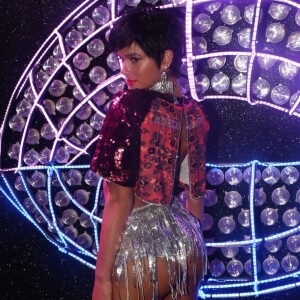Detalhe do look de Bruna Marquezine: Cabelo no estilo pixie, manga bordada de vinho e hot-pant de franjas metalizada. Brincos e colar cheio de strass deram mais glamour à produção da musa do Nosso Camarote