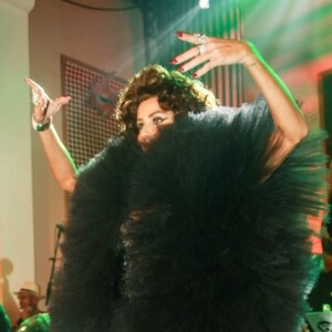 Deborah Secco arrasou ao representar Sophia Loren com direito a um tule plissado de 150 metros