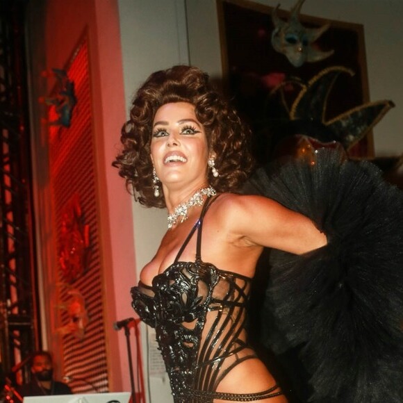 De maiô, Deborah Secco brilhou ao representar Sophia Loren no baile de gala do hotel Copacabana Palace, na noite deste sábado, 2 de março de 2019