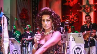 Com maiô cavado e joias de R$ 1,5 mi, Deborah Secco vira Sophia Loren em baile