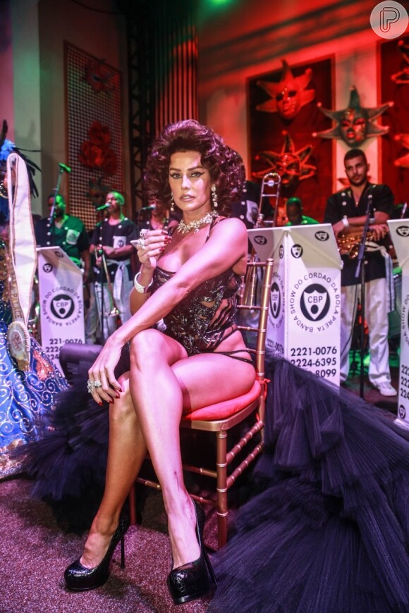 Deborah Secco colocou peruca e lente de contato para representar Sophia Loren no baile de gala do hotel Copacabana Palace