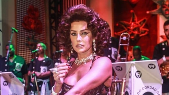 Com maiô cavado e joias de R$ 1,5 mi, Deborah Secco vira Sophia Loren em baile
