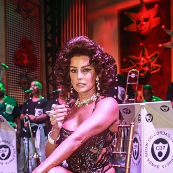 Deborah Secco colocou peruca e lente de contato para representar Sophia Loren no baile de gala do hotel Copacabana Palace