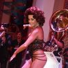 Deborah Secco exibiu a boa forma ao sambar vestida de Sophia Loren no baile de gala do hotel Copacabana Palace, na noite deste sábado, 2 de março de 2019